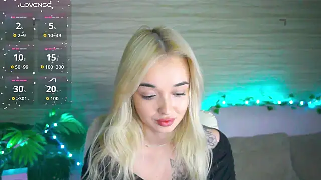 Snapshot of Ashley_S chatting on 10.14.25 Ashley S online show from 10.14.25