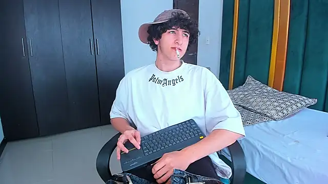 Snapshot of Kerverr_ chatting on 09.14.25 Kerverr online show from 09.14.25