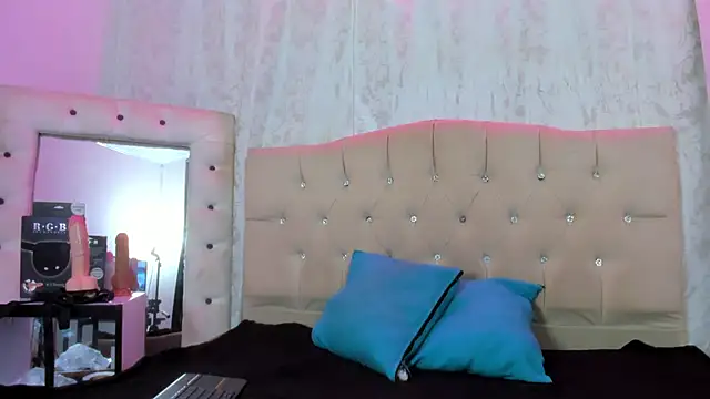 Snapshot of nova_sex01 chatting on 11.18.25 nova sex01 online show from 11.18.25