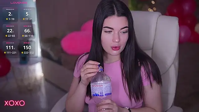 Snapshot of YourLolaBunny chatting on 02.14.26 YourLolaBunny online show from 02.14.26