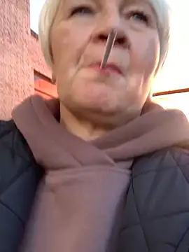 Laura Millf online show from 09.29.25