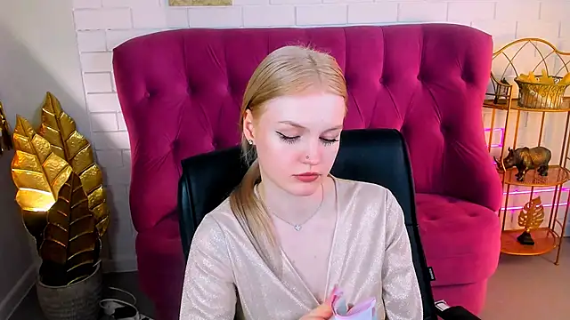 Snapshot of GraceGlamour chatting on 01.13.25 GraceGlamour online show from 01.13.25