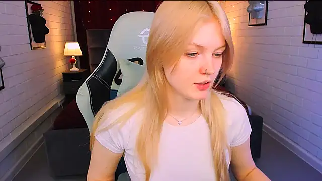 Snapshot of GraceGlamour chatting on 02.25.25 GraceGlamour online show from 02.25.25