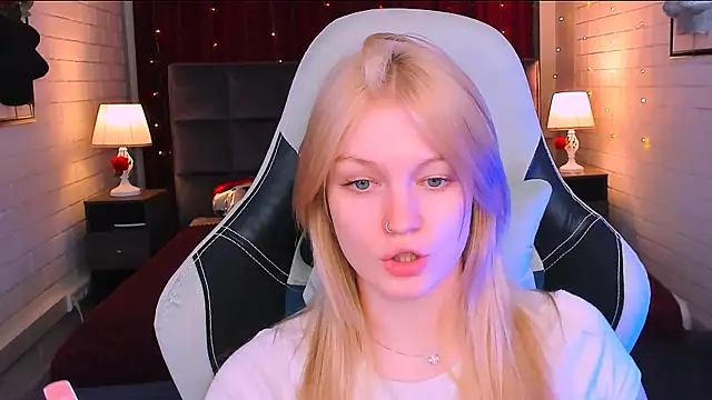 Snapshot of GraceGlamour chatting on 02.25.25 GraceGlamour online show from 02.25.25