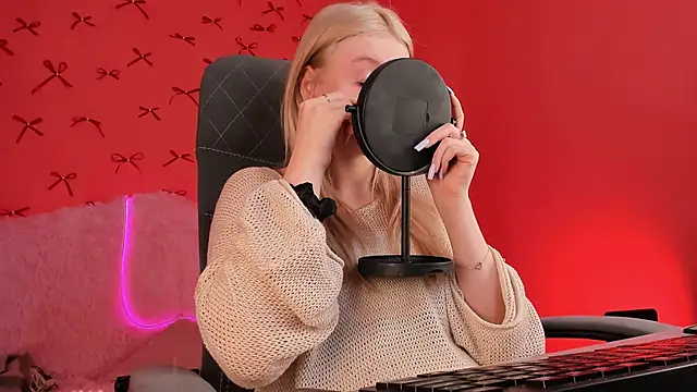 Snapshot of GraceGlamour chatting on 03.19.25 GraceGlamour online show from 03.19.25