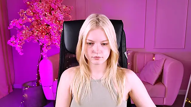 Snapshot of GraceGlamour chatting on 09.17.25 GraceGlamour online show from 09.17.25