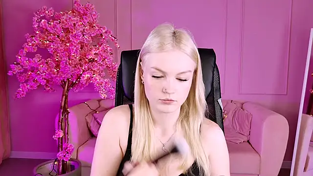 Snapshot of GraceGlamour chatting on 09.30.25 GraceGlamour online show from 09.30.25