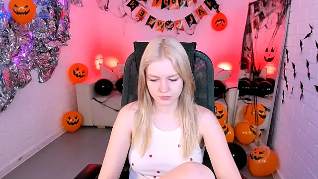 Snapshot of GraceGlamour chatting on 10.23.25 GraceGlamour online show from 10.23.25