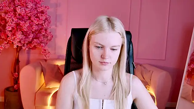 Snapshot of GraceGlamour chatting on 11.03.25 GraceGlamour online show from 11.03.25