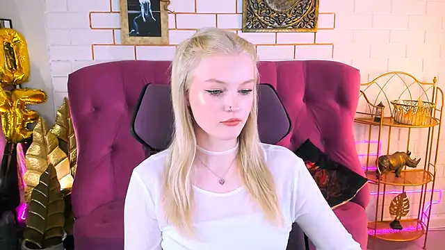 Snapshot of GraceGlamour chatting on 11.19.25 GraceGlamour online show from 11.19.25