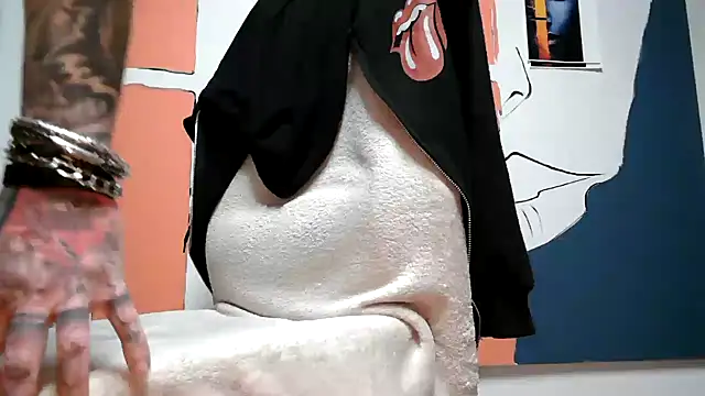 Snapshot of dani4334 chatting on 01.20.25 dani4334 online show from 01.20.25