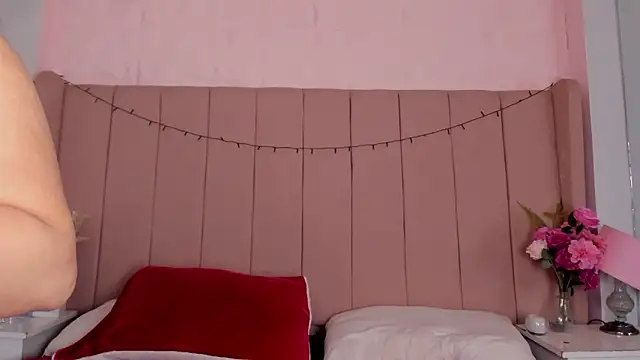 Snapshot of MollyBigBoobs12 chatting on 09.29.25 MollyBigBoobs12 online show from 09.29.25