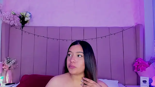 Snapshot of MollyBigBoobs12 chatting on 11.19.25 MollyBigBoobs12 online show from 11.19.25