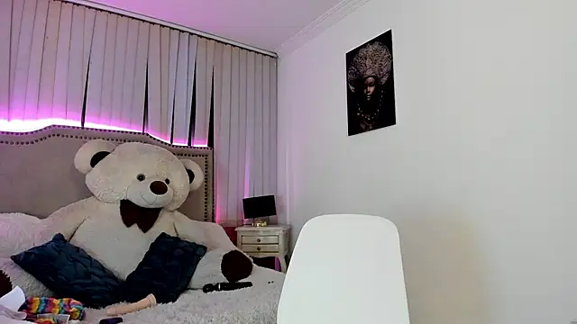 Snapshot of Valentina_Se chatting on 12.18.24 Valentina Se online show from 12.18.24