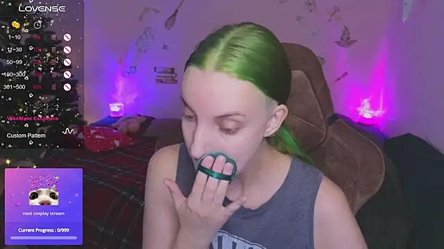 Snapshot of Fluffy_muffin_ chatting on 11.20.25 Fluffy muffin online show from 11.20.25