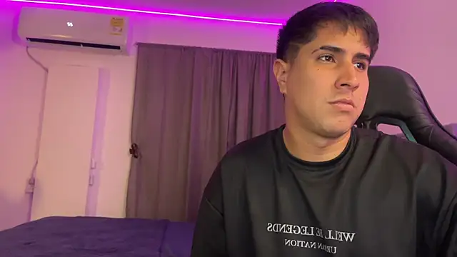 Snapshot of dereckbrownn chatting on 01.25.25 dereckbrownn online show from 01.25.25