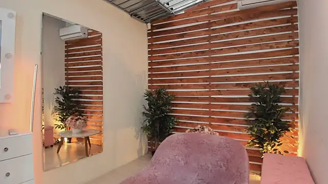 Sapphire Venuss online show from 03.07.25