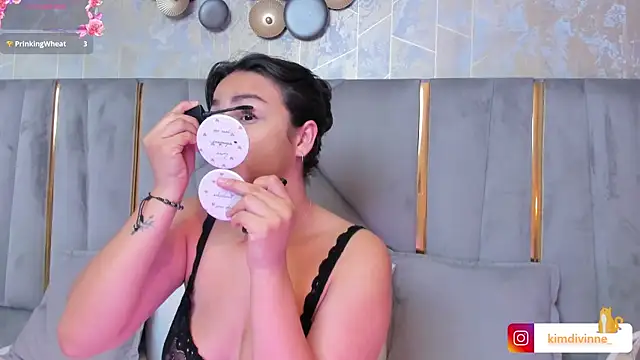 Snapshot of KimDevinne chatting on 03.19.25 KimDevinne online show from 03.19.25