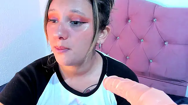 Snapshot of Mila_nixon02 chatting on 02.21.25 Mila nixon02 online show from 02.21.25