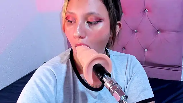 Snapshot of Mila_nixon02 chatting on 03.04.25 Mila nixon02 online show from 03.04.25