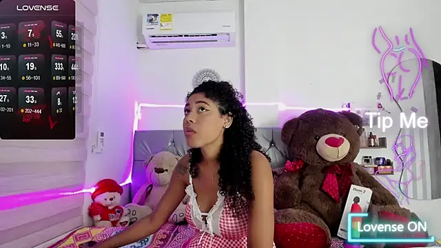 Snapshot of charlotteone chatting on 01.24.25 charlotteone online show from 01.24.25