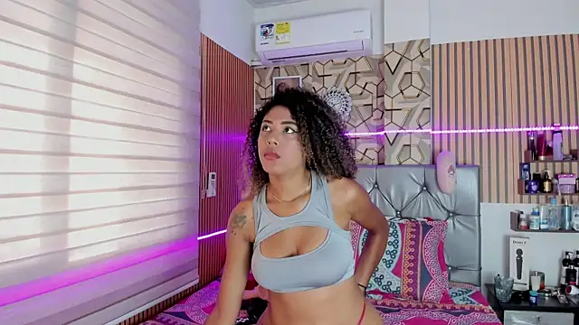 Snapshot of charlotteone chatting on 10.18.25 charlotteone online show from 10.18.25