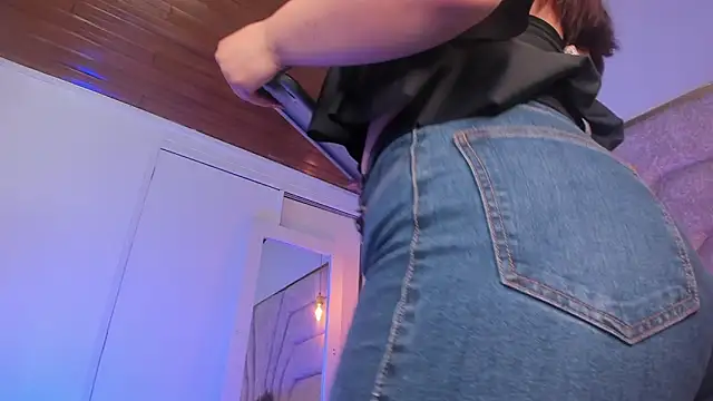 EmaJames25 online show from 04.18.26