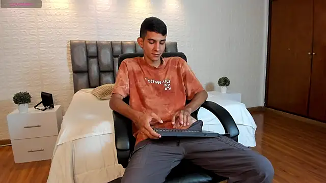 Aaron Scoot online show from 04.13.26