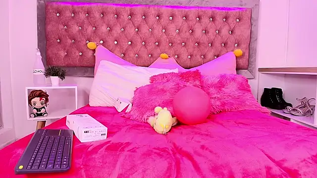 Snapshot of EmmaWilder chatting on 02.22.25 EmmaWilder online show from 02.22.25