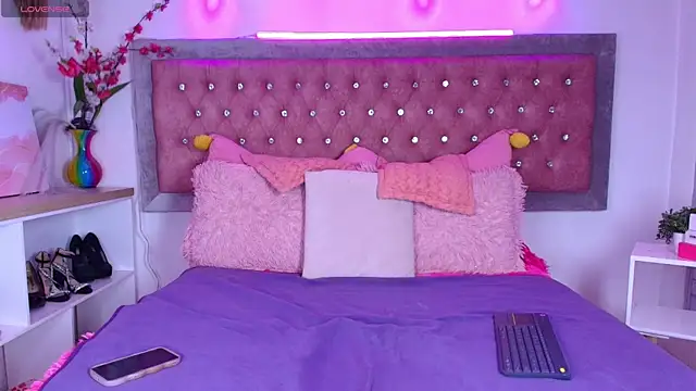 Snapshot of EmmaWilder chatting on 09.14.25 EmmaWilder online show from 09.14.25