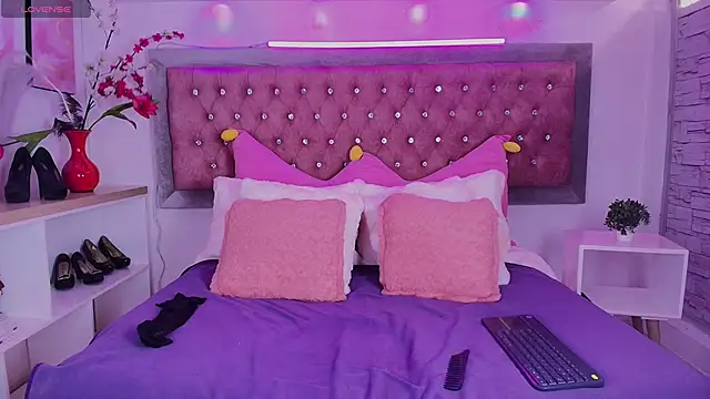 Snapshot of EmmaWilder chatting on 09.30.25 EmmaWilder online show from 09.30.25