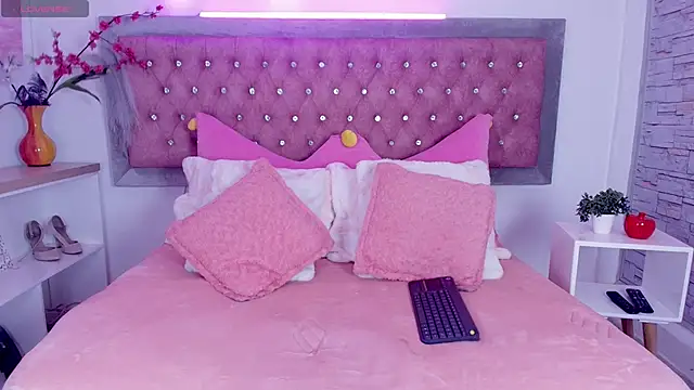 Snapshot of EmmaWilder chatting on 11.02.25 EmmaWilder online show from 11.02.25