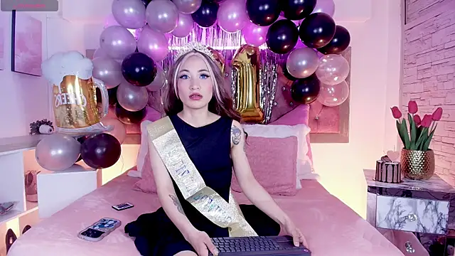 Snapshot of EmmaWilder chatting on 11.03.25 EmmaWilder online show from 11.03.25