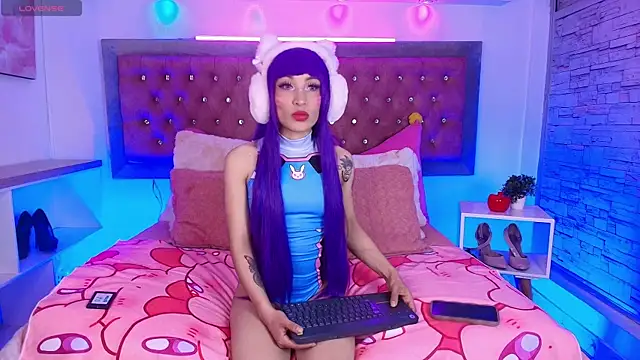 Snapshot of EmmaWilder chatting on 11.04.25 EmmaWilder online show from 11.04.25