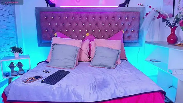 Snapshot of EmmaWilder chatting on 11.12.25 EmmaWilder online show from 11.12.25