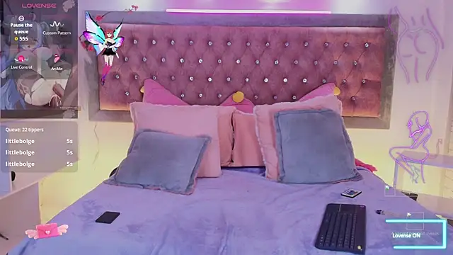 Snapshot of EmmaWilder chatting on 11.18.25 EmmaWilder online show from 11.18.25