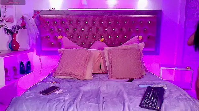 Snapshot of EmmaWilder chatting on 11.19.25 EmmaWilder online show from 11.19.25