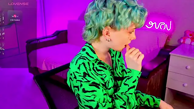 School Love online show from 12.06.24