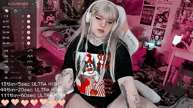 Snapshot of noori__hope chatting on 12.13.25 noori hope online show from 12.13.25