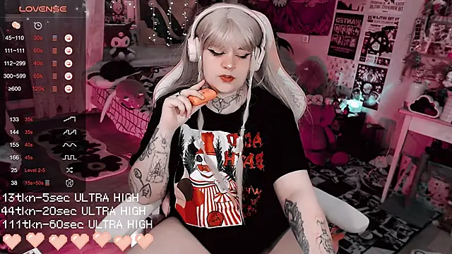 Snapshot of noori__hope chatting on 12.15.25 noori hope online show from 12.15.25