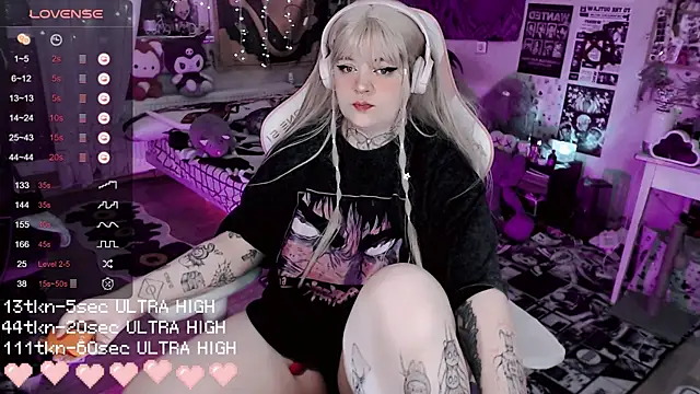 Snapshot of noori__hope chatting on 12.17.25 noori hope online show from 12.17.25