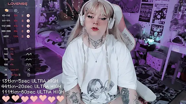 Snapshot of noori__hope chatting on 12.19.25 noori hope online show from 12.19.25