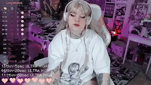 Snapshot of noori__hope chatting on 12.20.25 noori hope online show from 12.20.25