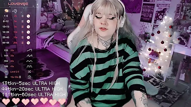 Snapshot of noori__hope chatting on 12.22.25 noori hope online show from 12.22.25