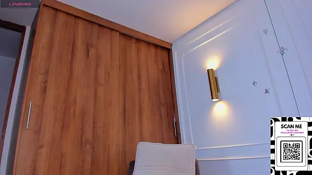 Snapshot of Chrishell_ chatting on 03.13.25 Chrishell online show from 03.13.25