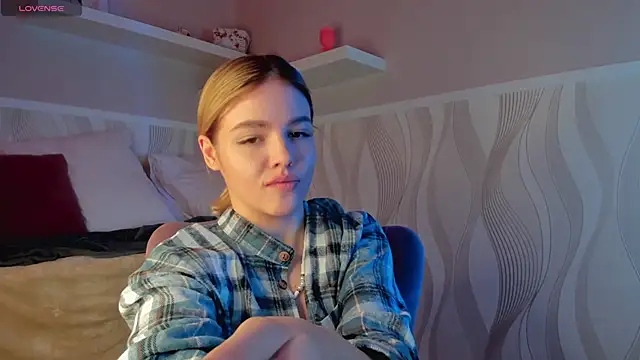 Snapshot of Anna_Robinson chatting on 03.07.25 Anna Robinson online show from 03.07.25