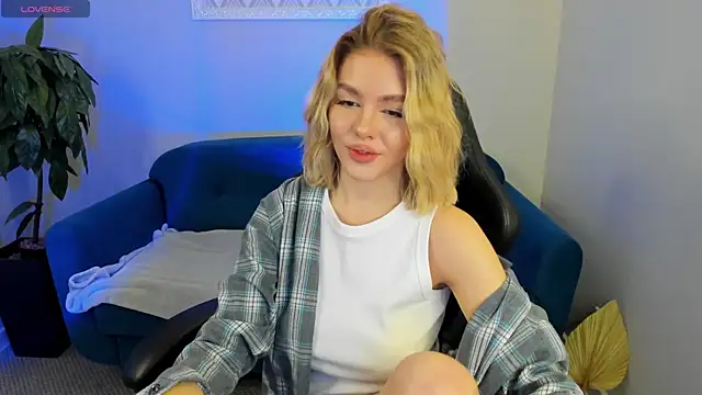 Snapshot of Anna_Robinson chatting on 03.15.25 Anna Robinson online show from 03.15.25