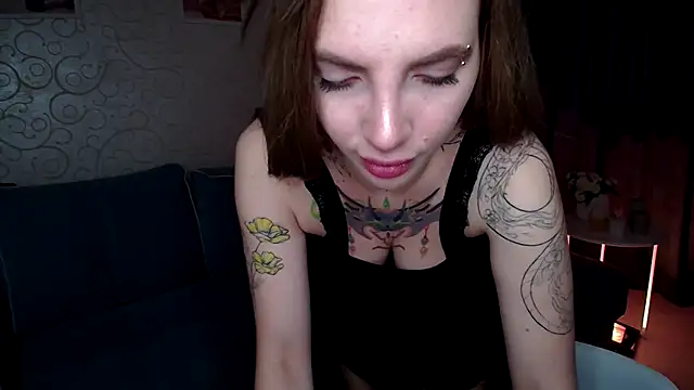 Snapshot of AnneTenet chatting on 11.27.25 AnneTenet online show from 11.27.25