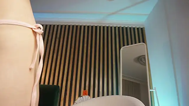 Snapshot of MiaMews chatting on 02.18.25 MiaMews online show from 02.18.25