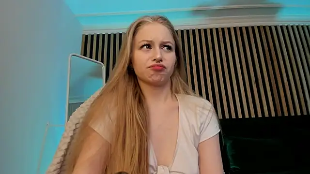 Snapshot of MiaMews chatting on 03.14.25 MiaMews online show from 03.14.25